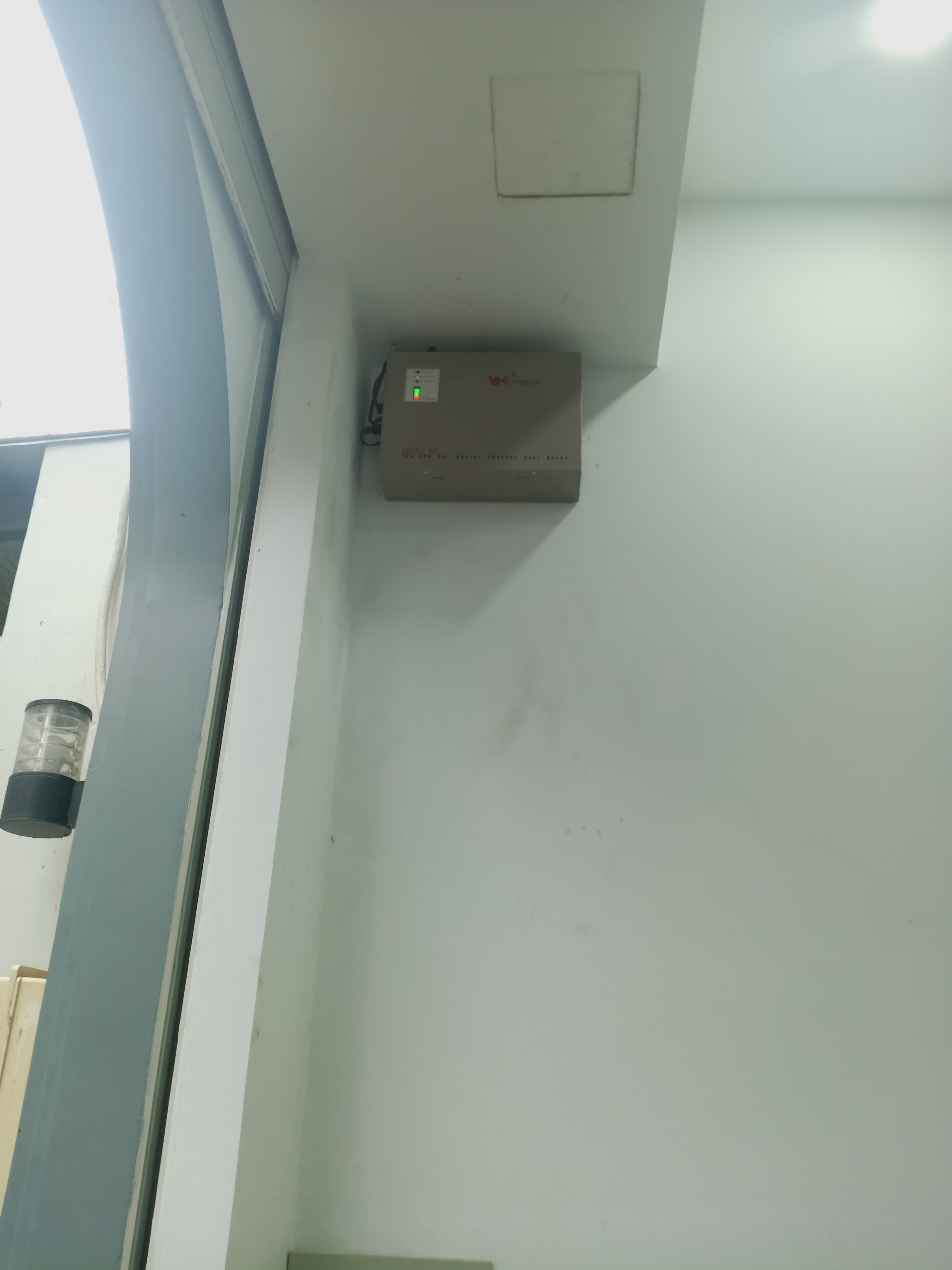 Lắp đặt bình lưu điện cửa cuốn