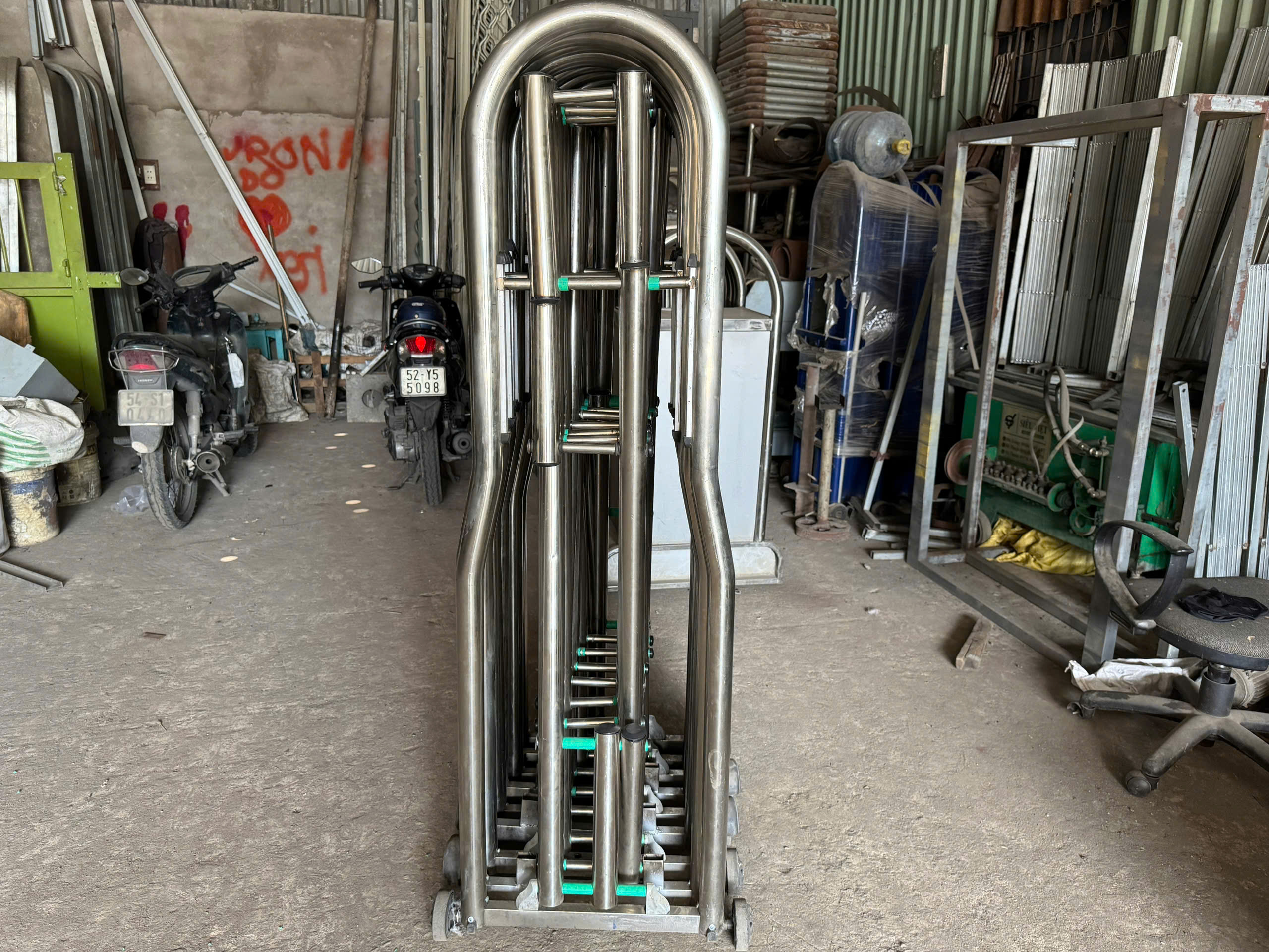 Thanh lý cổng xếp inox tTruuung Quốc