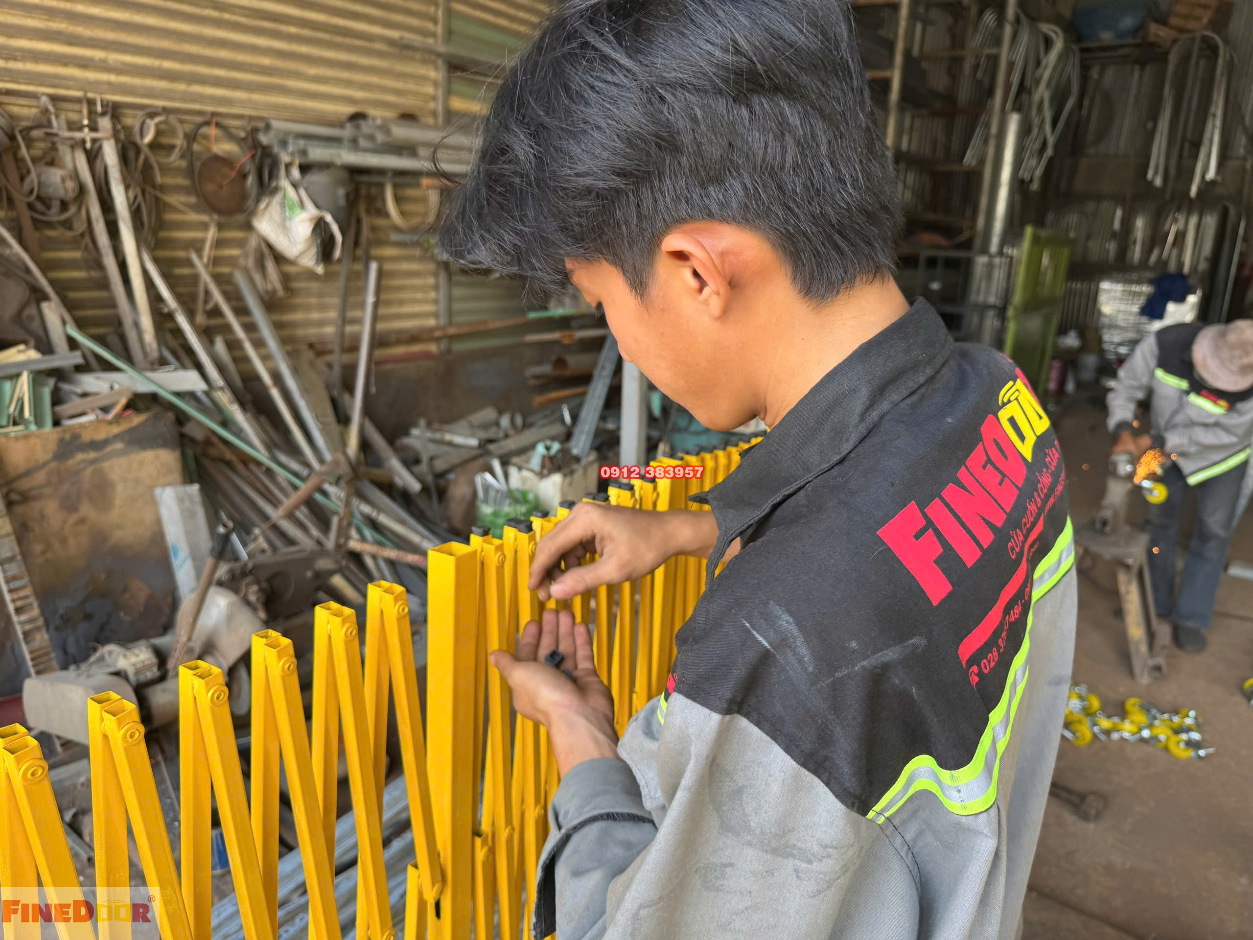 Đóng nút nhựa cho rào xếp
