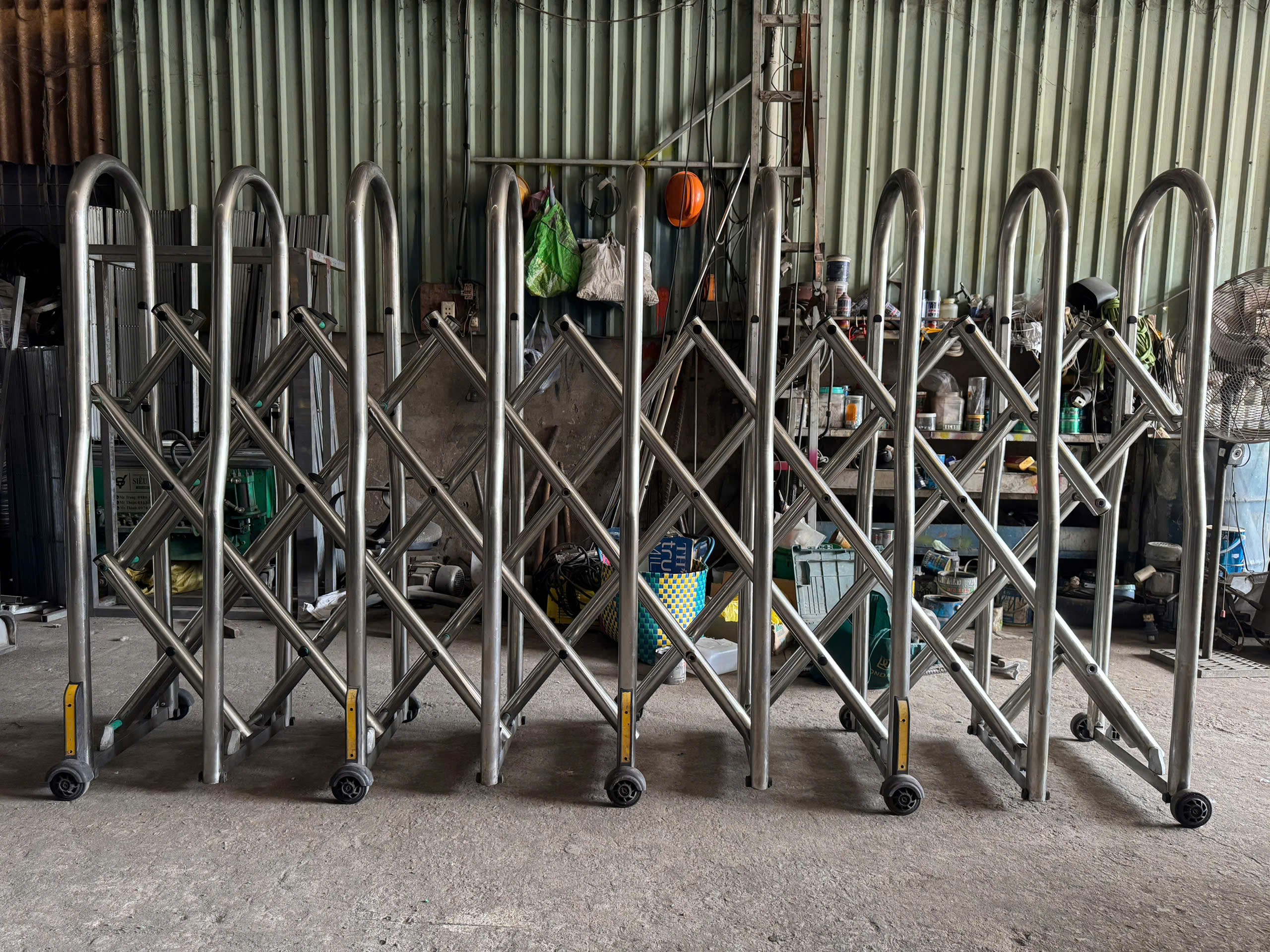 Thanh lý cổng xếp inox 304 kéo tay